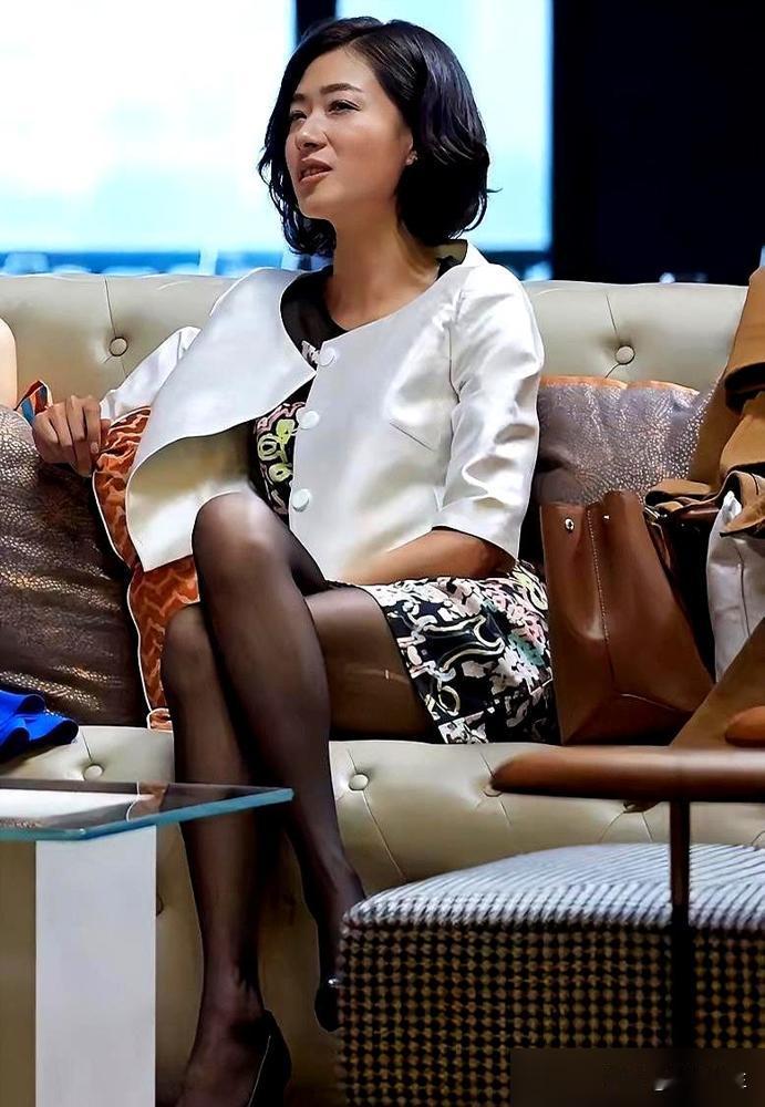 破了个洞的丝袜，让万茜红了8000万次。拍新世界中枪戏时，道具血包“噗嗤”一