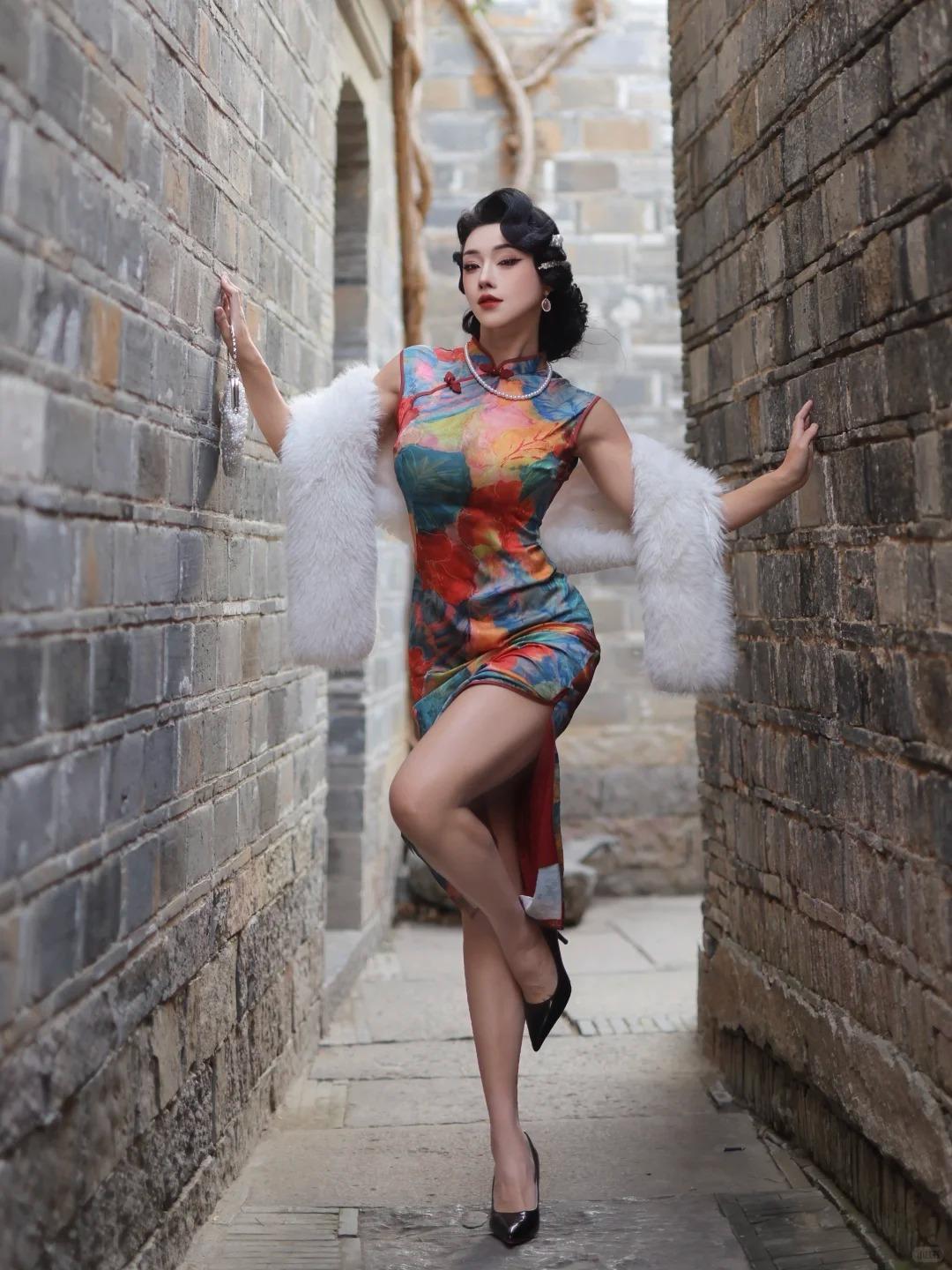 多少红尘旧事，皆付一袭旗袍。素锦暗纹缠起半生温柔，盘扣轻掩藏尽人间悲欢，缓步走来