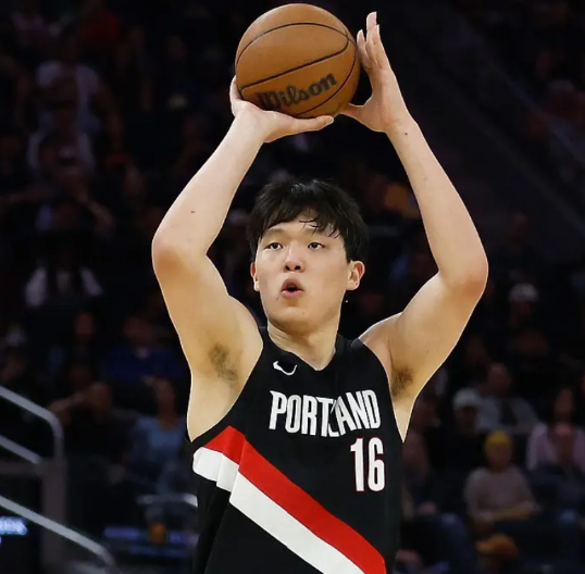 杨翰森的首秀，比“自己”➕3个选秀权换的11号秀，好多了！对阵勇士的季前赛首
