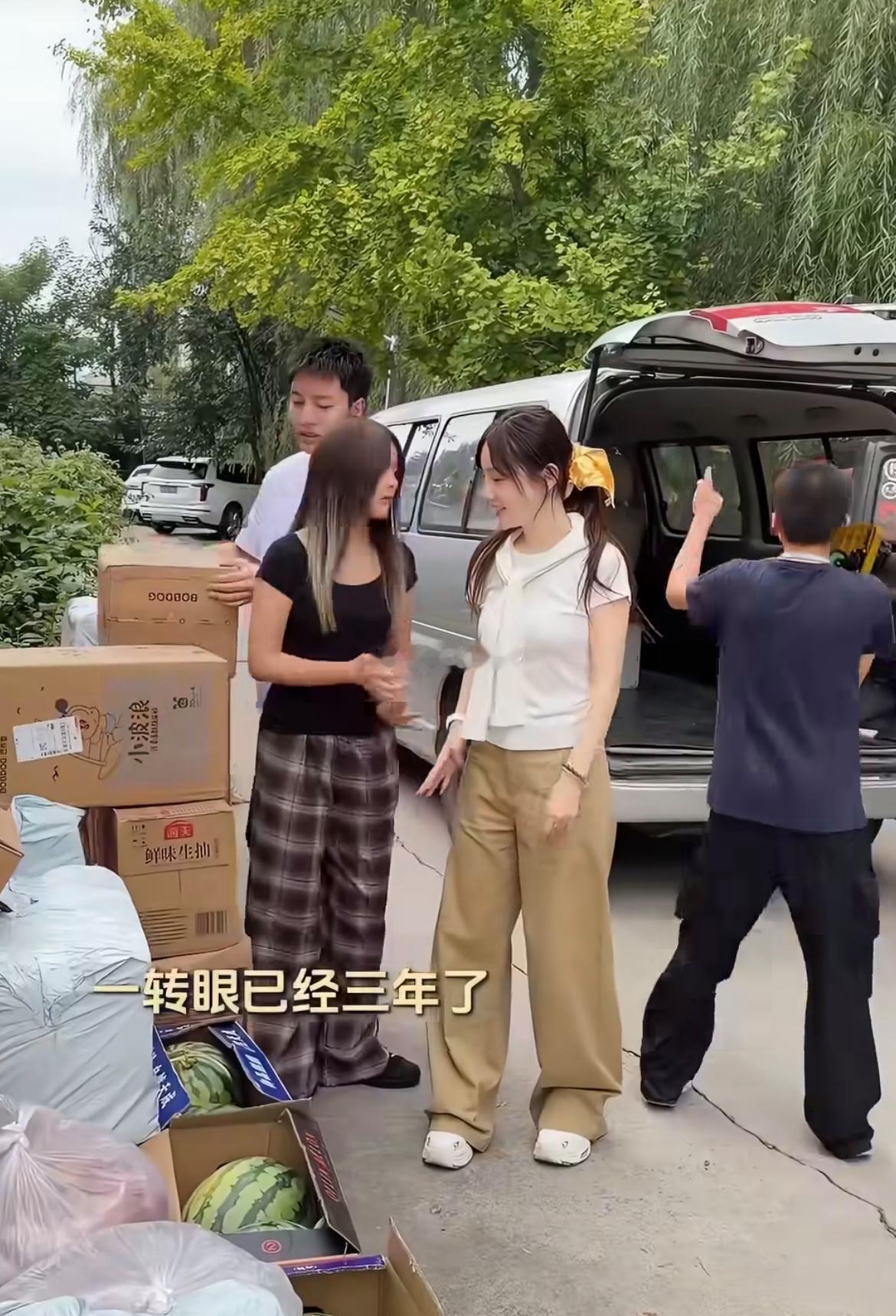 贾乃亮、李小璐和甜馨同框，真是活久见了！原来，贾乃亮一直在做公益，带着李小璐和女