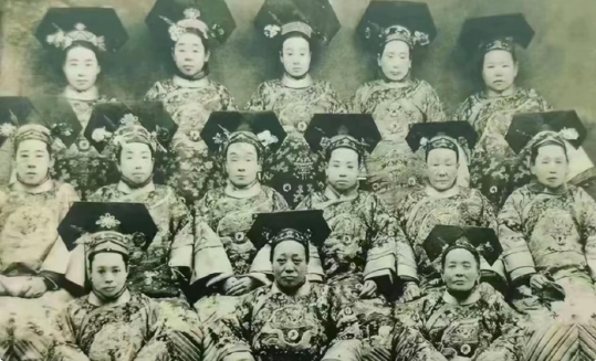 锃光瓦亮大脑门，满清发型真是一绝，无论男女都是秃秃秃，穿着又阴森，居然还