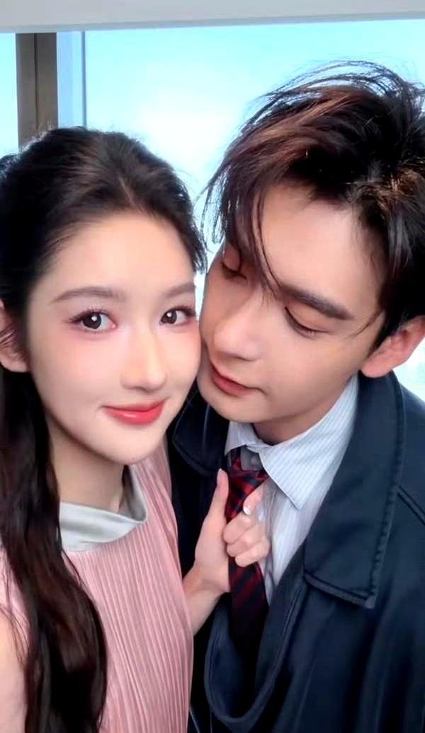 剧刚播，糖先塞嘴里。环球影城一日游，王玉雯举着大喇叭喊“去看《突然的喜欢》”，陈