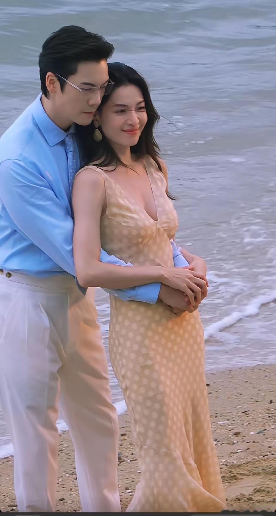 演员就是个高危职业呀！哪个男的经得起这样的诱惑！时间久了真怕擦出爱的小火花来！