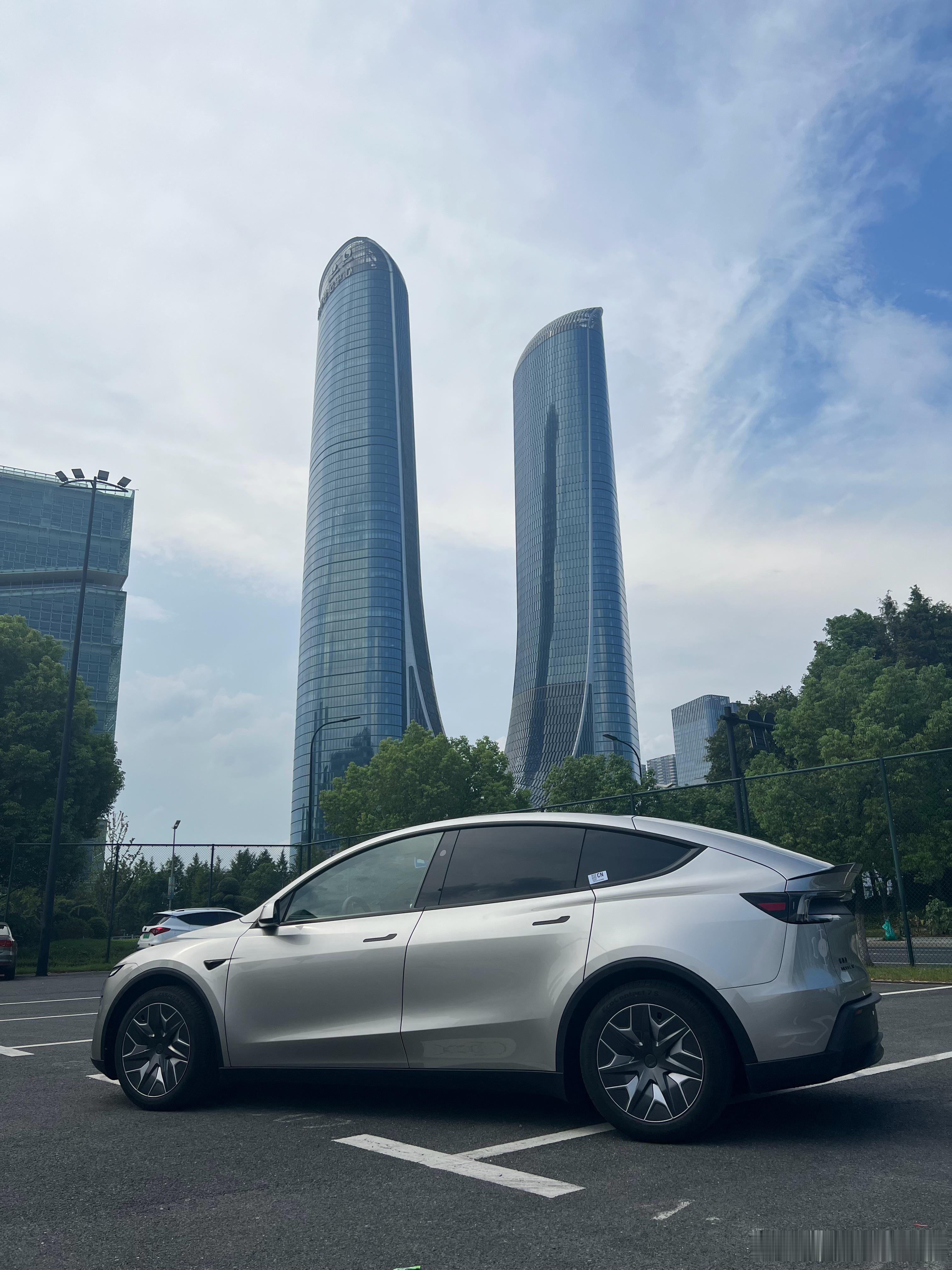 给大家送两张壁纸吧[doge]原图，有大神可以去调调色特斯拉modely​​​