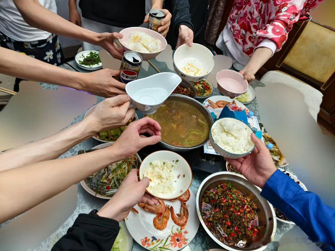 左航生日聚餐航酱要多多吃饭！