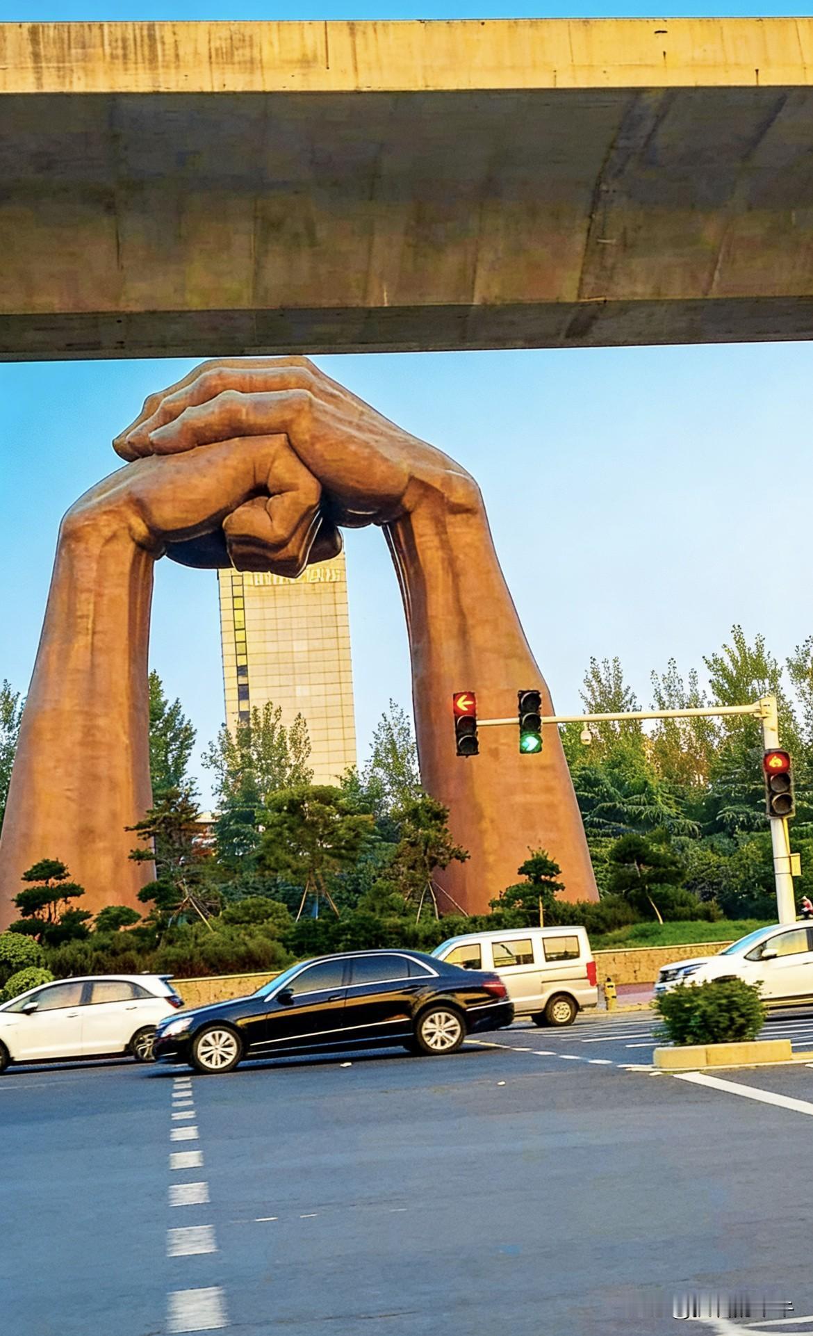 郑州四环高速口的这个雕像，有没有懂的给我解释一下，我路过很多年也不知道什么意