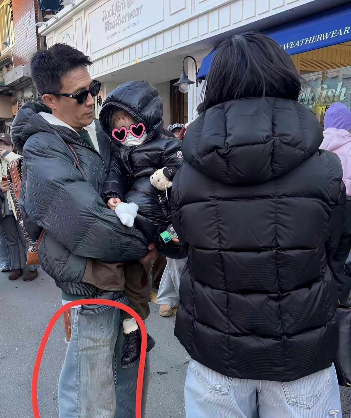 明星衣服都这么任性吗？一条裤子脏成这样也不换？