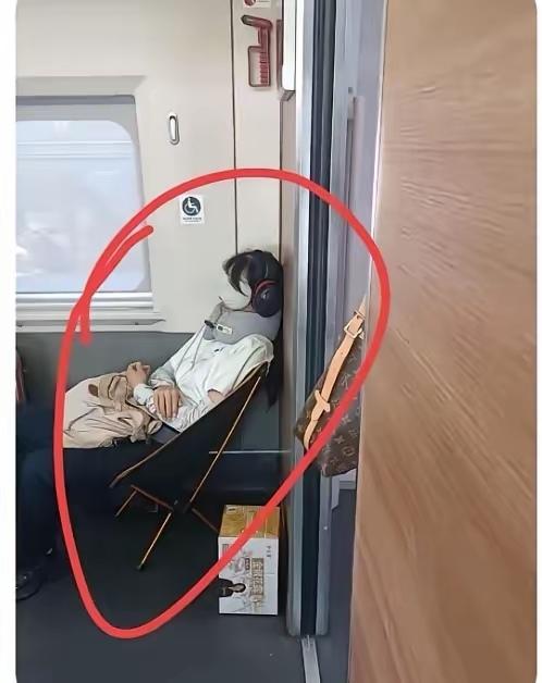 高铁出行新思路，自带小椅子自在躺睡↓↓↓​高铁车厢角落，旅客自带便携折叠小椅