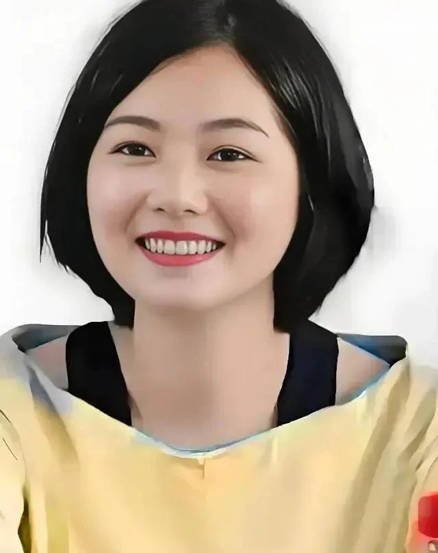记录者从美女书记李佩霞的摆拍照片来看，42岁还能保养得这么好，一点不输