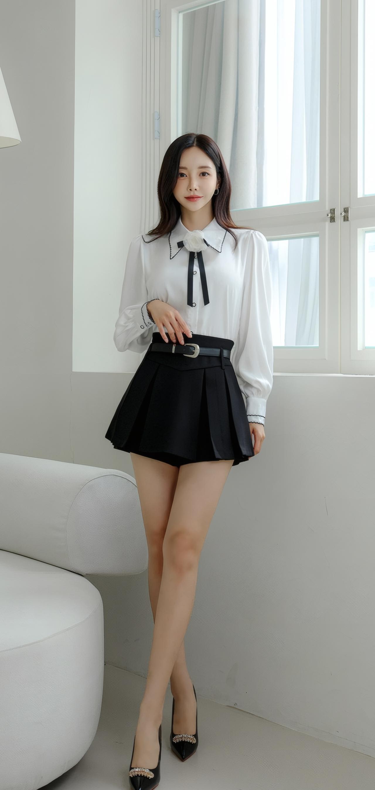 优雅白衬衫搭配黑色短裙，简约而不失时尚感！