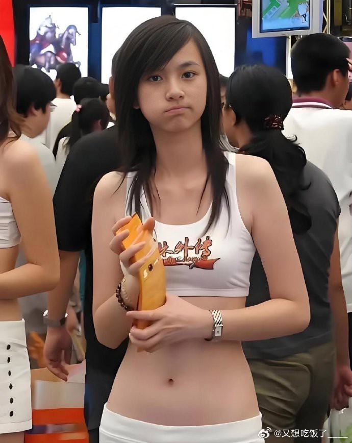 还记得2006年的宅男女神丁贝莉吗？那可爱模样，曾惊艳无数人。若在如今，凭其魅力