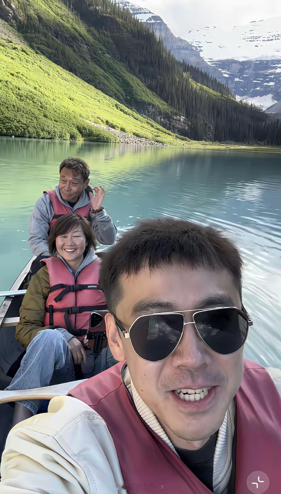 7月11日，那英前男友高峰带现任妻子范春玲到加拿大路易斯湖旅游，高峰紧紧守护在妻