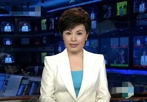 1998年，《新闻联播》开播前15分钟，李瑞英突然接到儿子坠楼的消息，没想到她还