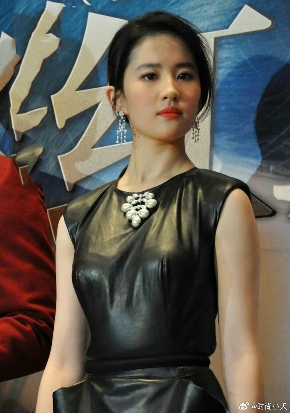 穿皮裙的刘亦菲更显凹凸有致