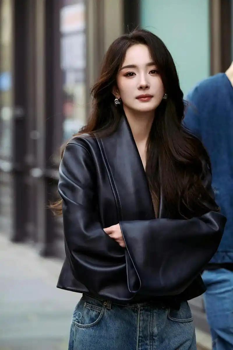 你以为杨幂在5℃寒风里扯掉羽绒服，是为了美？醒醒吧，她不是在凹造型，是