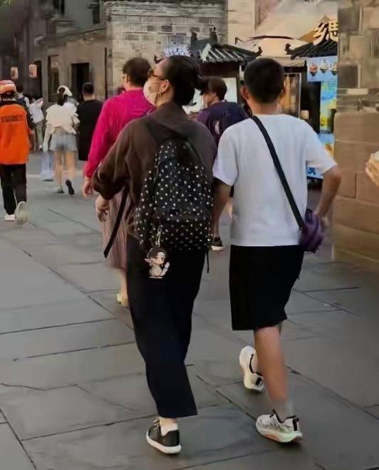 秦海璐带儿子出游两人低调又温馨，11岁儿子身高惊人，背影神似王新军