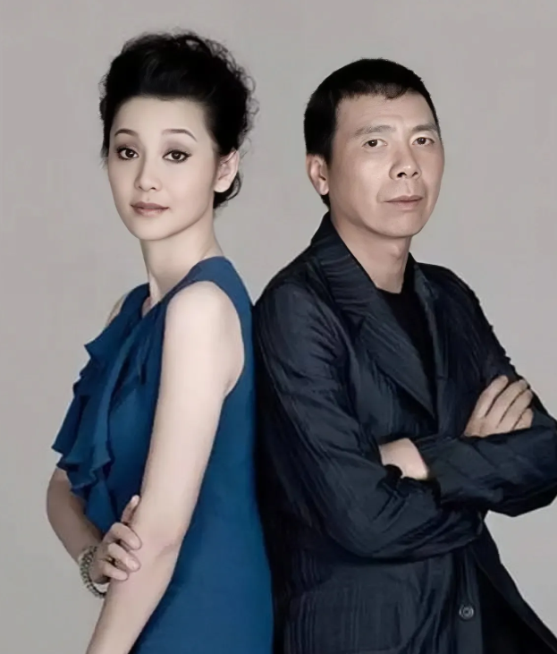 一次，冯小刚晒出和徐帆吃饭的照片，说：“明星和普通人没什么区别，吃的是黄瓜茄子，