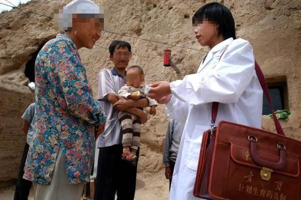 老大太孤单 生个二胎来陪伴 爹妈一入院 老大醒悟了