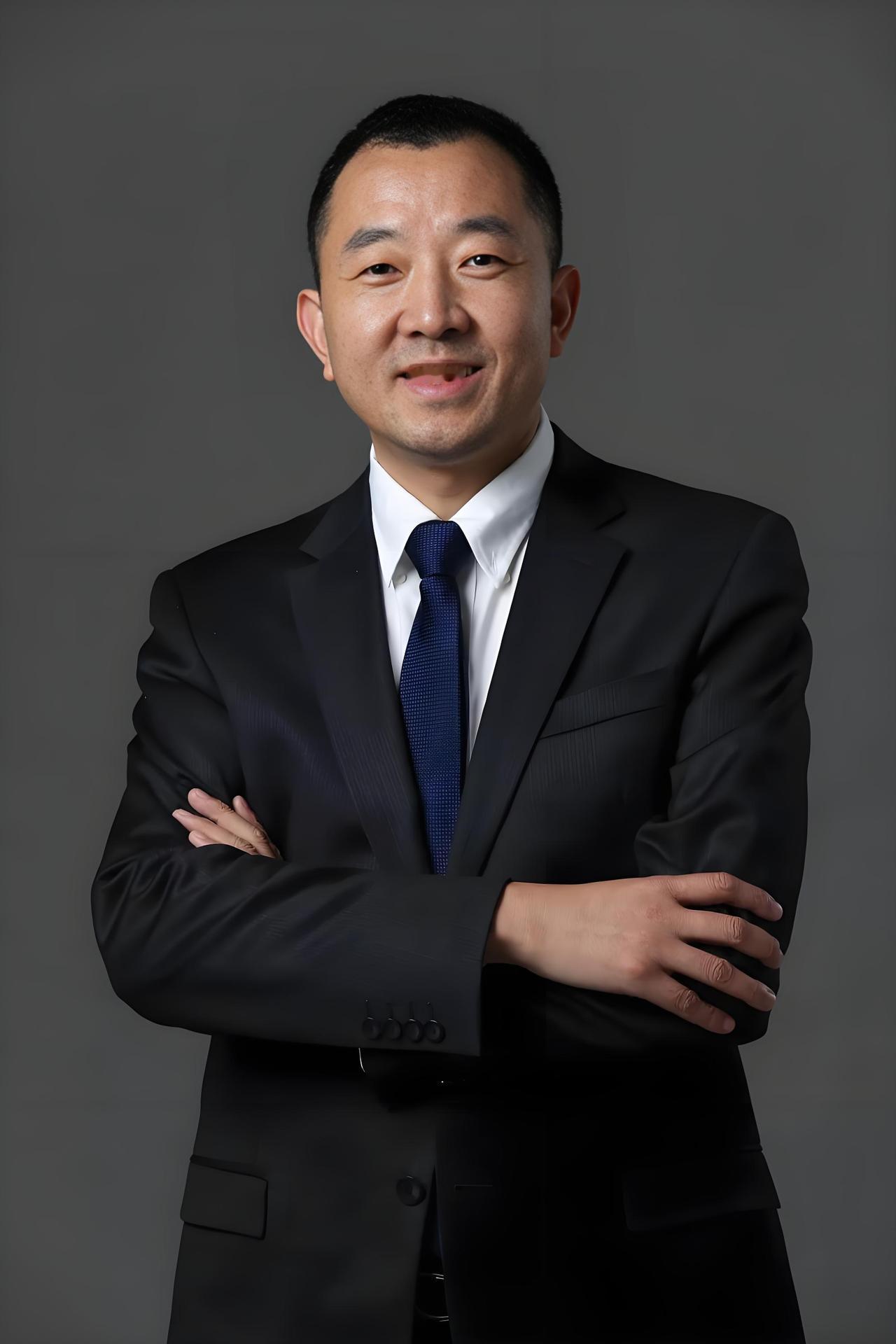 一个国家级贫困县，财政年入仅七亿，十七万人挣扎在贫困线。可它的前任县委书记，竟在
