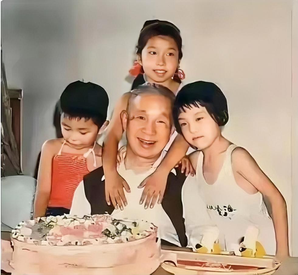 1983年8月，在北京雨儿胡同的家中，这是他人生最后一次和孙辈一同庆祝76周岁生