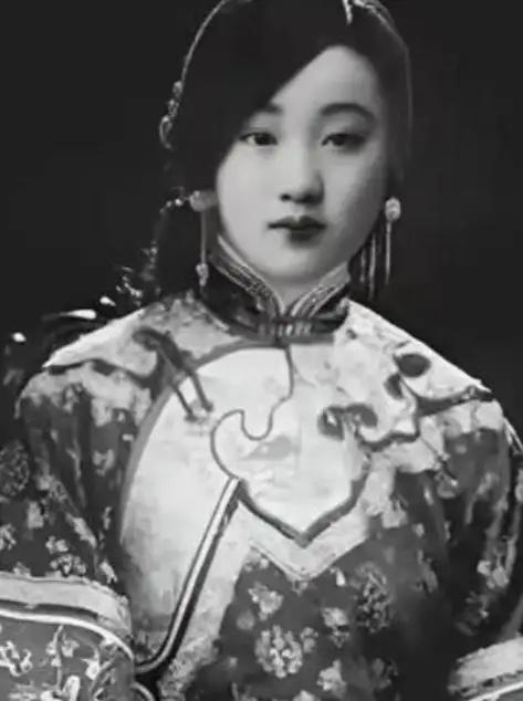 1894年的一天，几个太监不顾珍妃的挣扎，将她放到刑凳上，其中两名太监上来就将珍