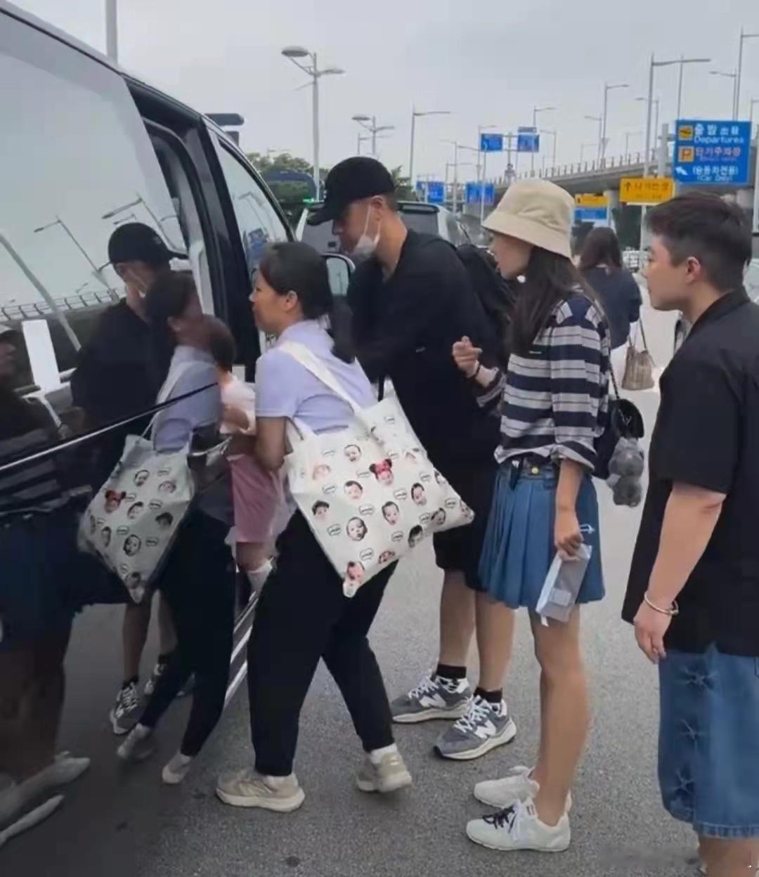 任重和孙骁骁到韩国旅游，1岁女儿穿粉色公主裙，留着短发好可爱！​​​