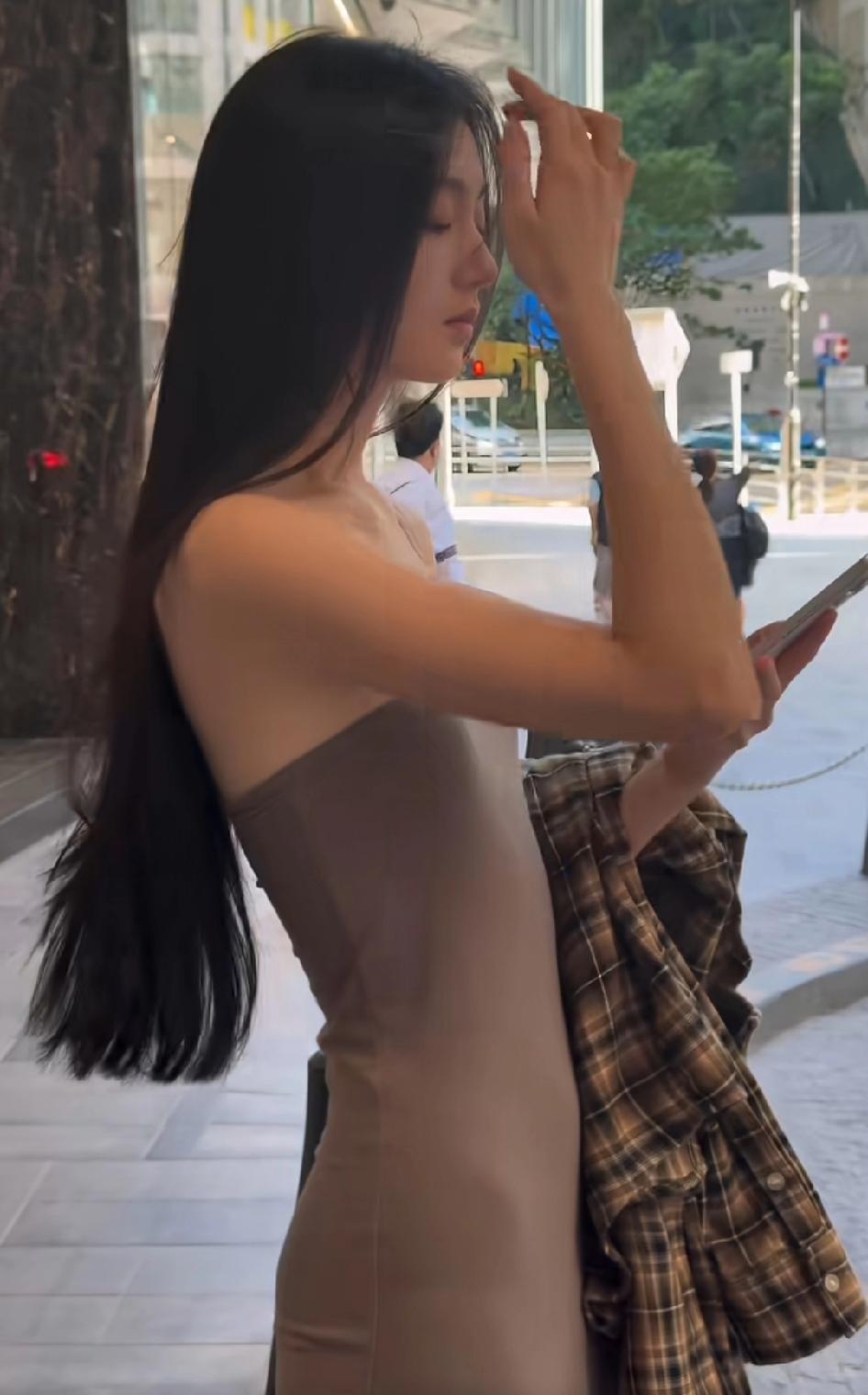 果然上天都是公平的，这才是正常的，不可能什么都占尽美女应该也会有烦恼吧，她的脸