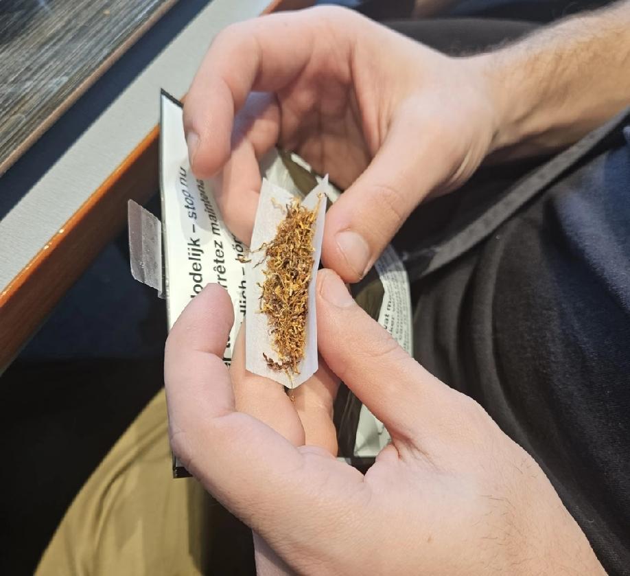 真别拿消费者当冤大头！你敢把香烟价格抬到离谱，大家就敢把老手艺捡回来“反杀”。