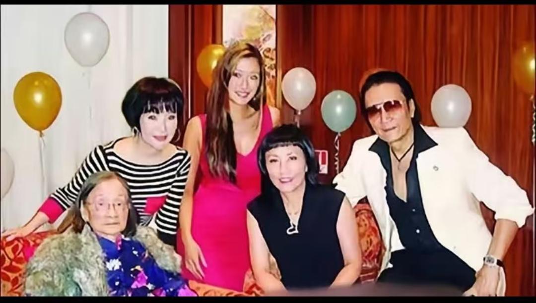 这是2007年谢霆锋张柏芝的大儿子谢振轩满月宴时拍的温馨照片，当时谢贤的母亲95