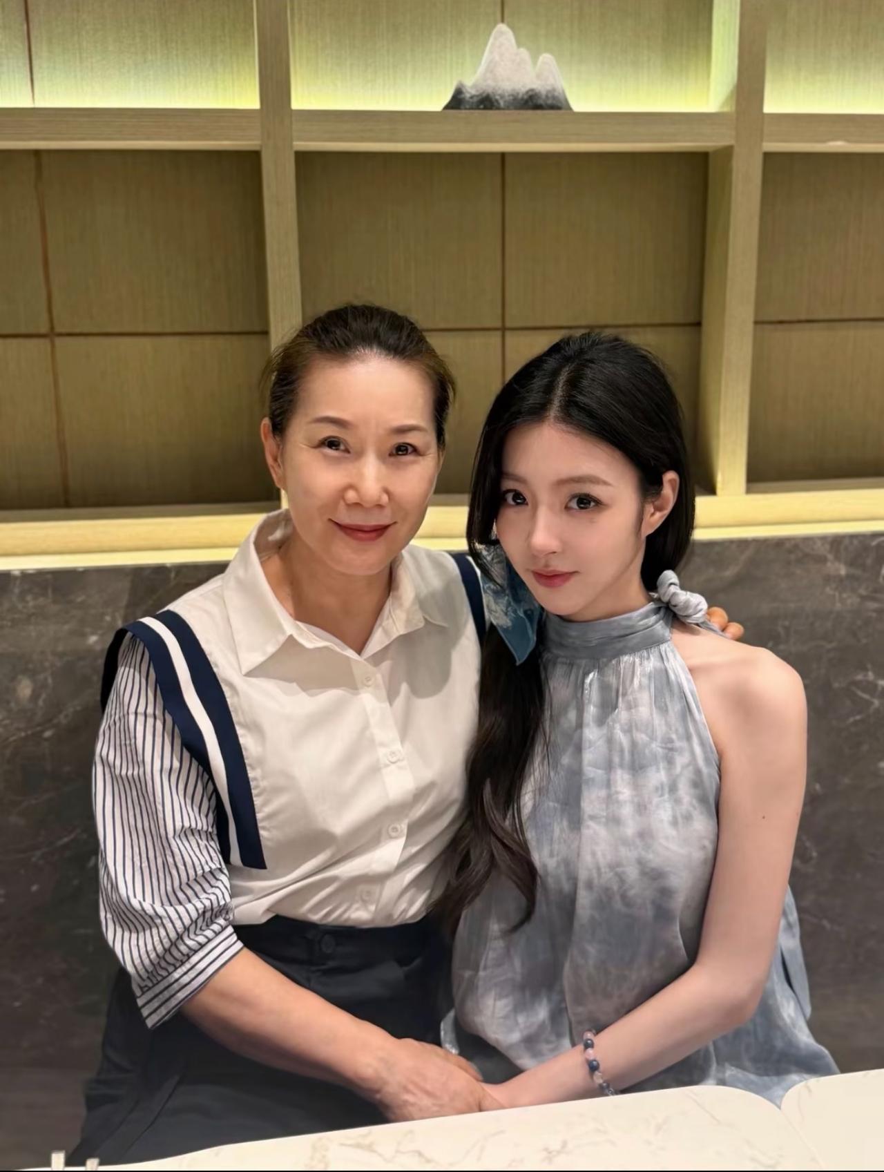 周妈妈晒与柳柳合照，全网祝福：这也太有婆媳相了！今晚，周佑凌妈妈发了一张和柳柳