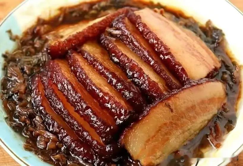 一是饲养期，以前饲养一头肥猪，需要一年多时间，而现在饲养育肥最多6个月。二是饲