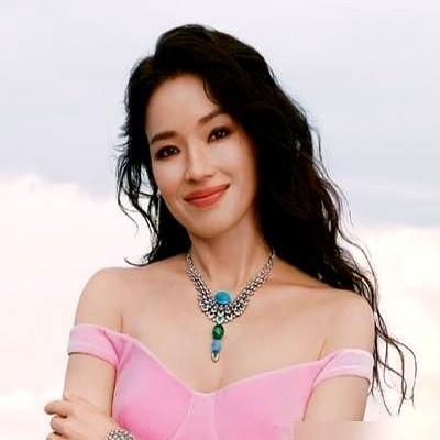 舒淇刚拿下的全球大使，撕开了名利场最残酷的一张底牌。红毯上戴着几千万珠宝争奇