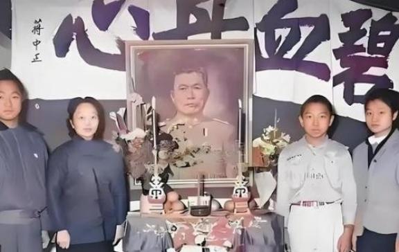 1949年，国军中将邱清泉战死沙场，他的妻子慌不择路，带着孩子们准备南逃台湾，结