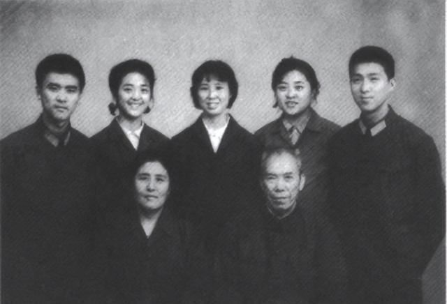 1973年，开国中将梁兴初在太原化工厂劳动改造，一次扫地被工人喊住：“梁师傅，我