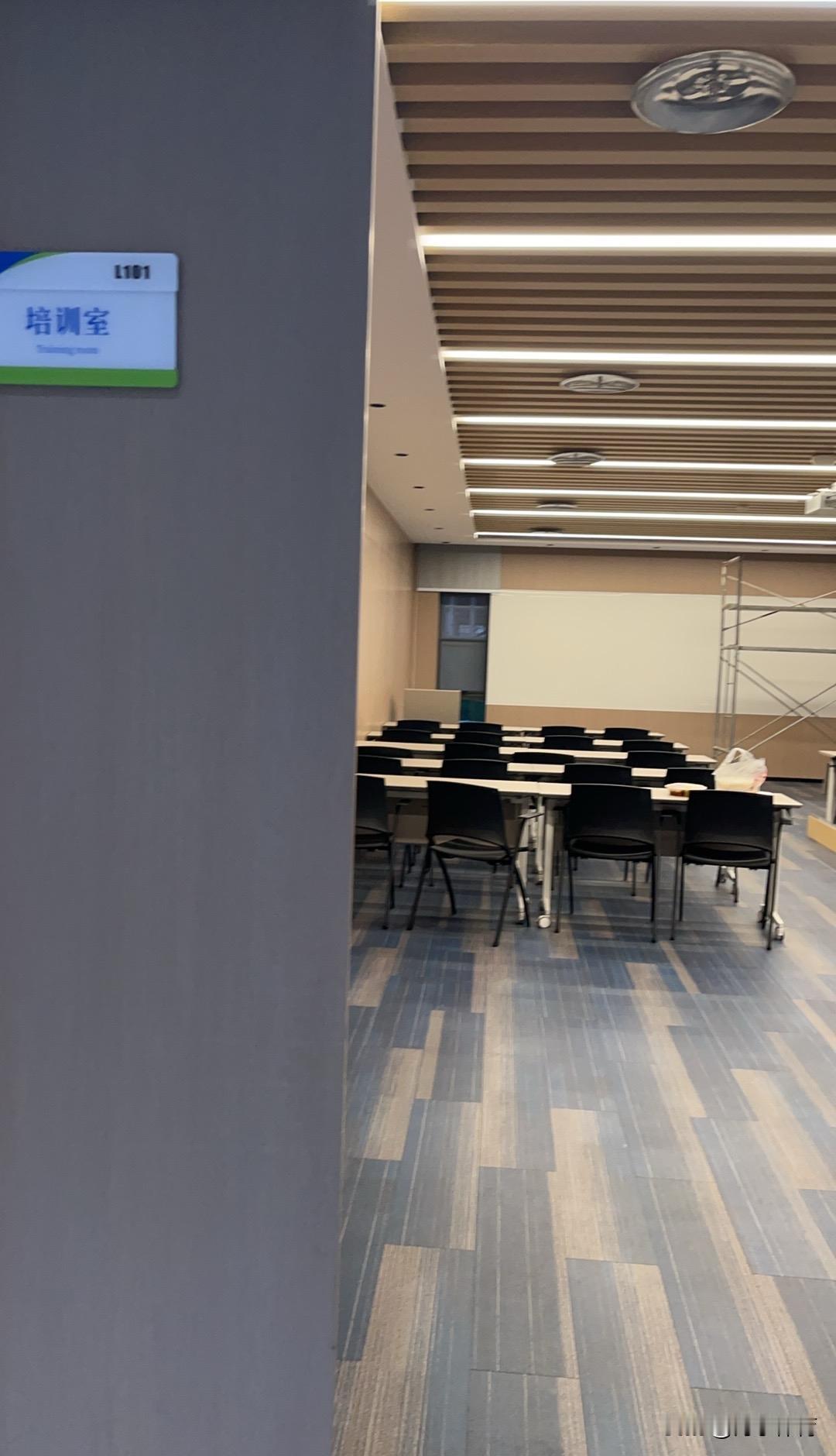 凌晨三点，你又一次在招聘软件上刷新简历。屏幕的光映在脸上，旁边是孩子的学费单和