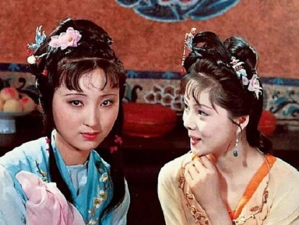 林黛玉与薛宝钗谁更可爱?当然是黛玉可爱。宝钗很好，也很美，但她的突出特点不是可爱