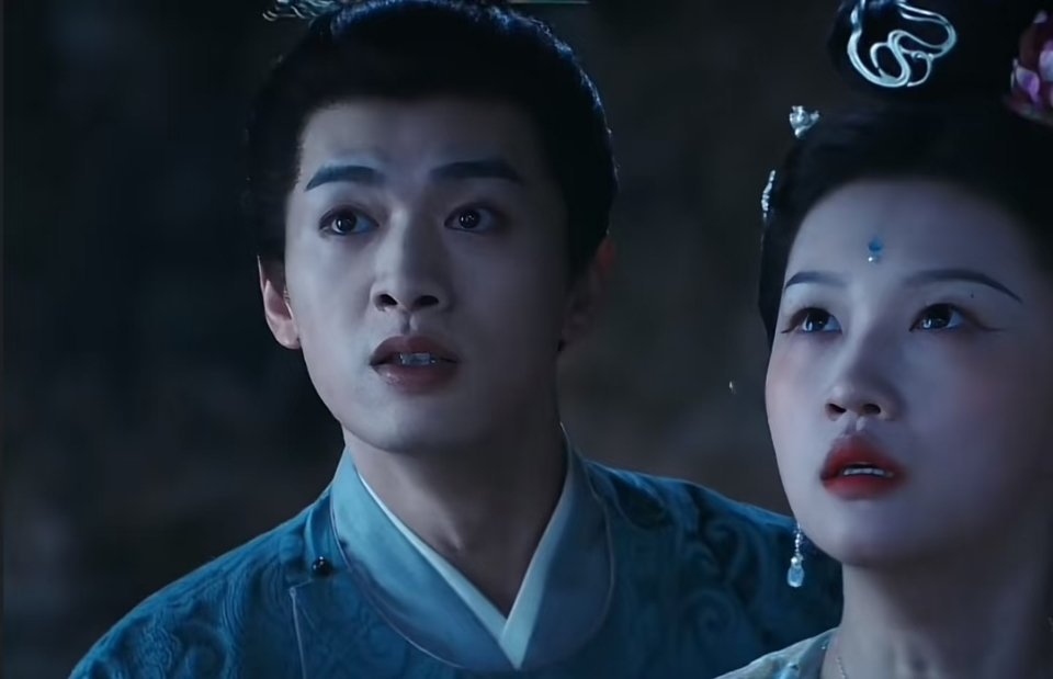 子夜归之柳娘子助力武祯生子，梅四来“捣乱”武祯正美滋滋啃着脆甜鲜梨，突然一声痛
