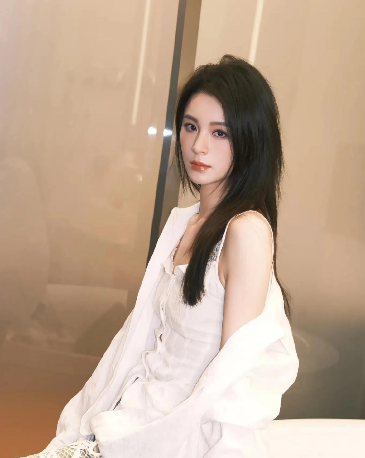 蓝盈莹和毛林林在演艺事业上各有发展，财富积累却有较大差异。蓝盈莹家境优渥，网传