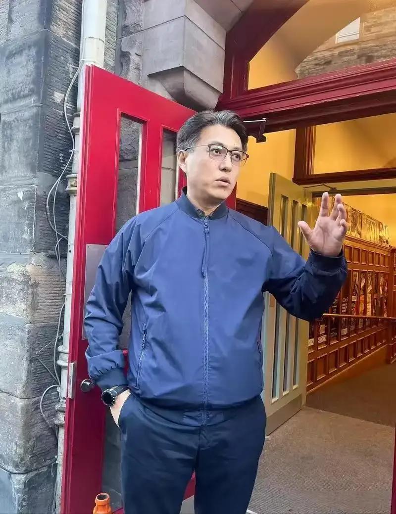 他的博士帽，可能要用白发来换了。你看到的是镜头前的憔悴。背后是导师郝戎突然