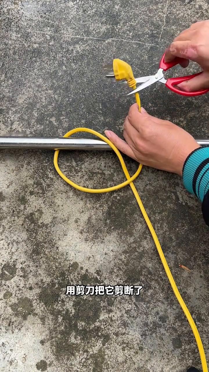 插头逃脱小妙招。注意看，在日常生活中遇到这种情况如何取出插座？如果尝试往这边拉