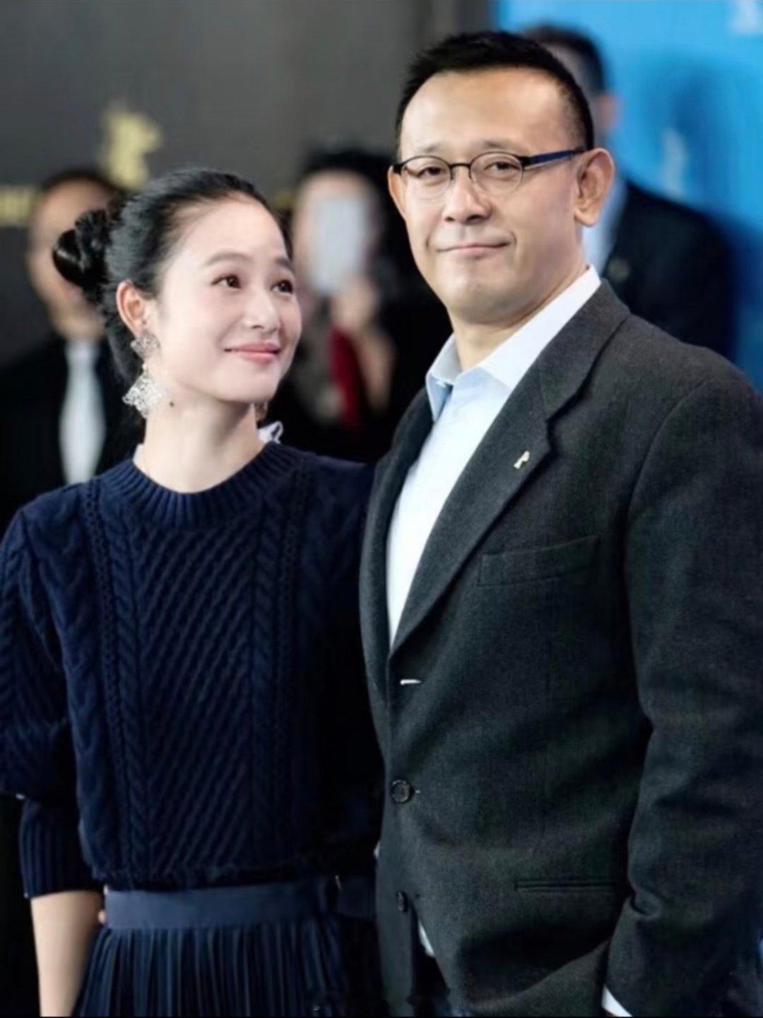 看了48岁周韵的秋日穿搭才明白：中年女人最高级的贵气，是“静”出来的，难怪姜文这