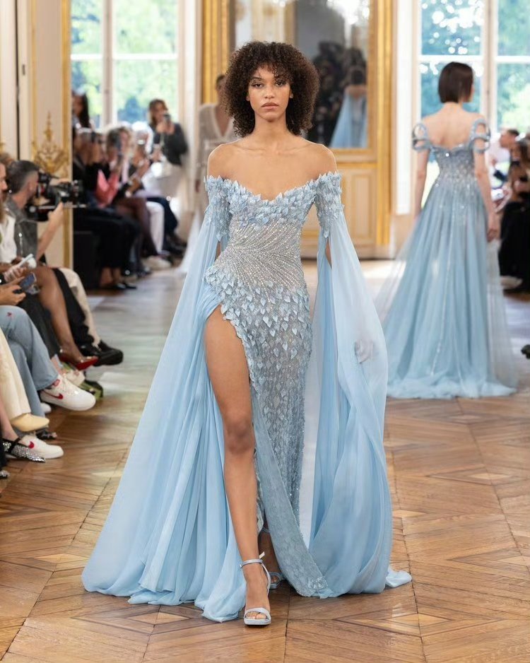 李沁蓝色亮钻开叉纱裙李沁蓝色高定李沁蓝色高定裙好美啊！亮钻造型好闪啊！​​​