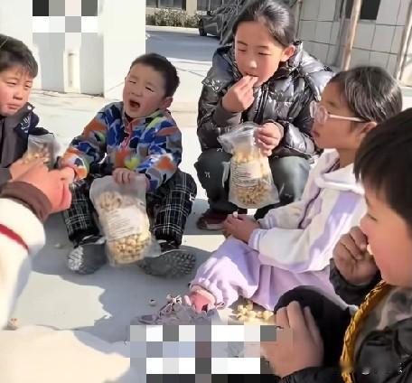 安徽亳州，弟弟不在，弟媳去世，留下3个孩子，39岁的离异姑姑自己独自带俩娃，又揽