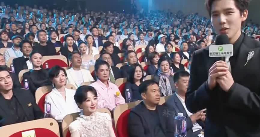 王安宇现在有点不太自在不是因为他在白玉兰奖的主持不好，他在现场确实情商高