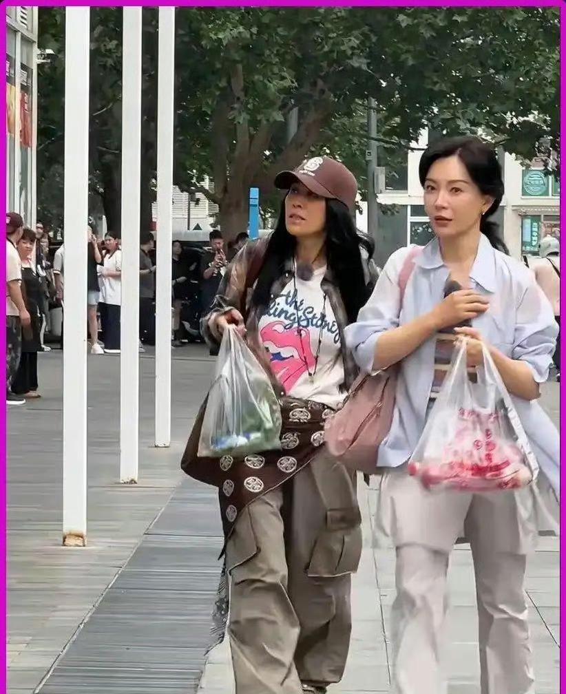 那英：这工装裤兜太能装，啥都能往里塞。陈数：你一身轻快，我拎着菜，不敢走太急。