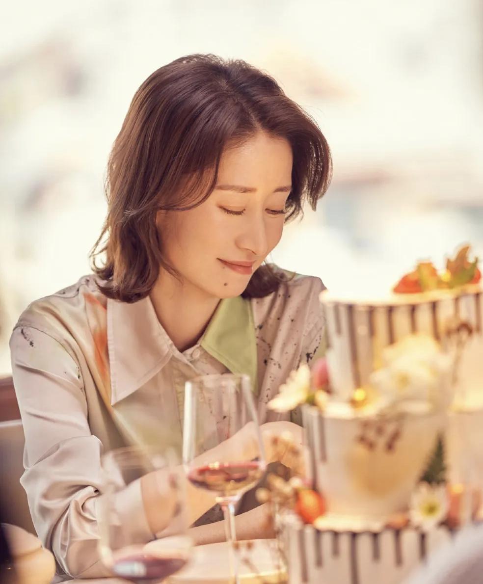 刘敏涛曾在事业上升期，因前夫的“我养你”放弃演戏，做了七年全职太太。这七年她没一