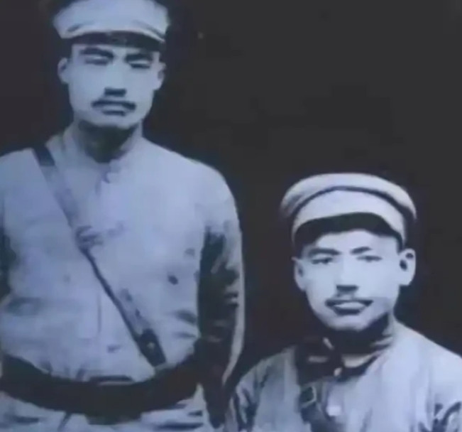 1942年，青马师长韩起功被撤职后，带着几十大车的黄金、银元、烟土等，准备回老家