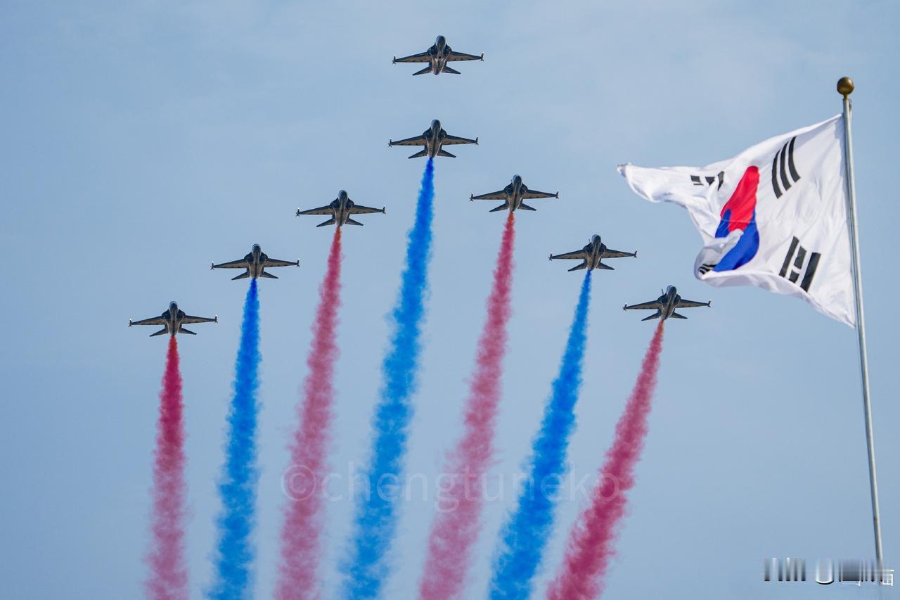 虽然耽误了卖飞机，但是这次韩国做的不错…韩国空军“黑鹰”特技飞行表演队原本计划参