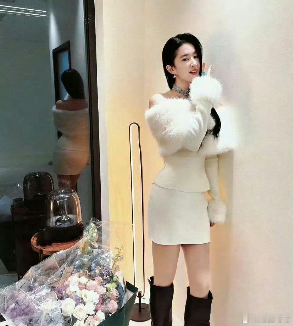 刘亦菲你要注意，背面的镜子给你反光了。