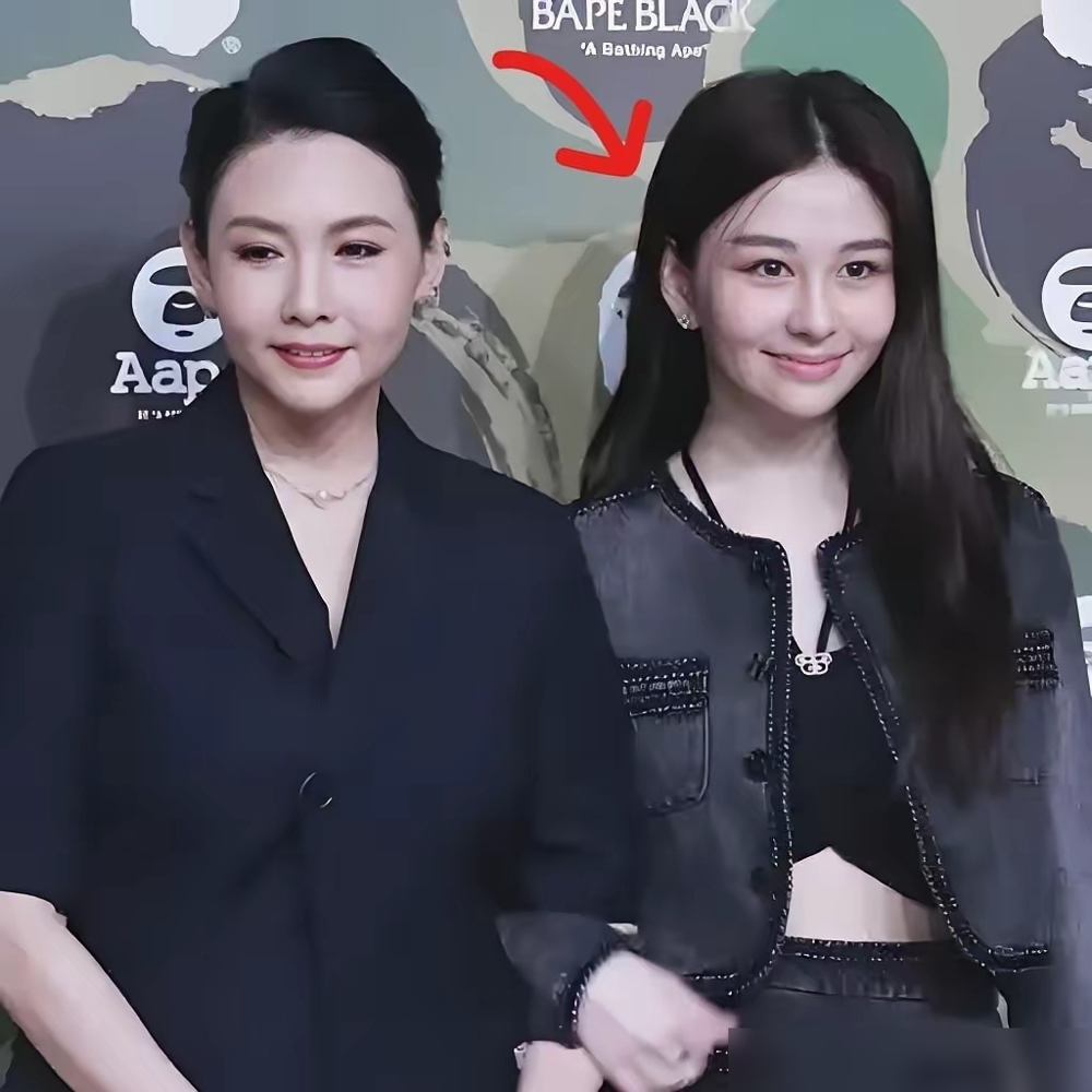 跟邱淑贞站一块，沈月这一身星味全被压没了。小时候的合照刚翻出来，网友就说眉眼是像，可那股子劲儿差着辈